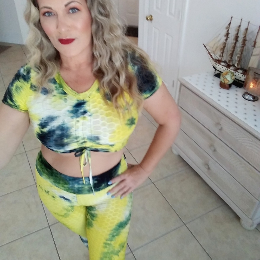Woman's ruched booty workout set